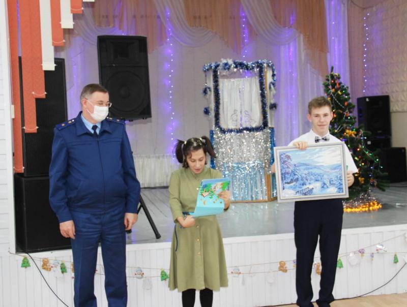 Заместитель прокурора области вручил подарки воспитанникам Шадринского детского дома