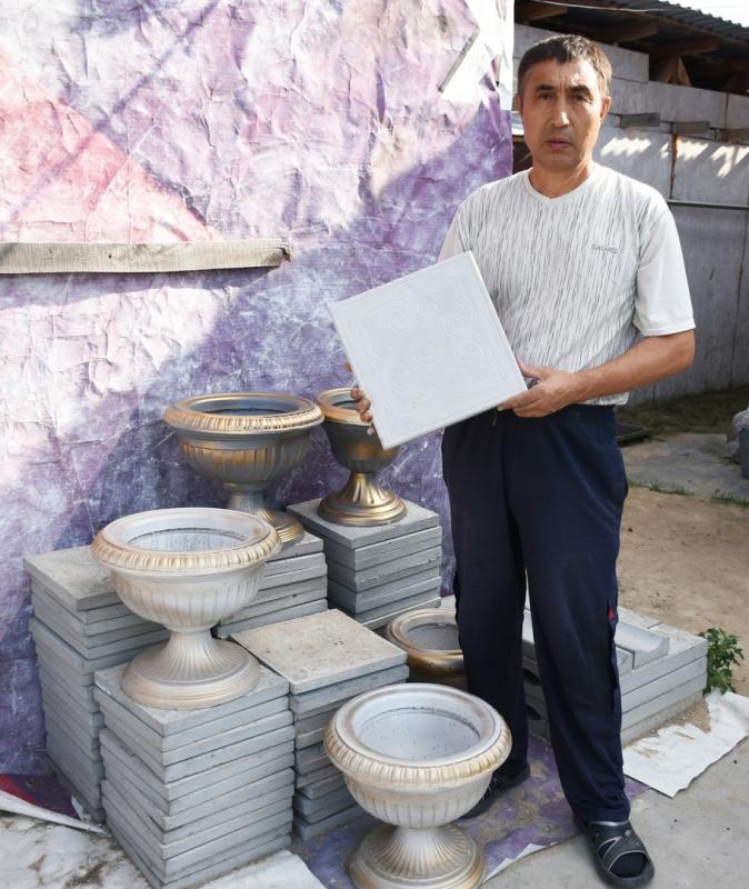 Благодаря социальному контракту житель Целинного района наладил производство изделий из бетона