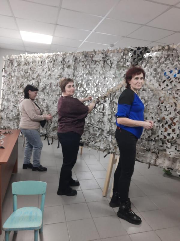 Жители Притобольного муниципального округа плетут маскировочные сети
