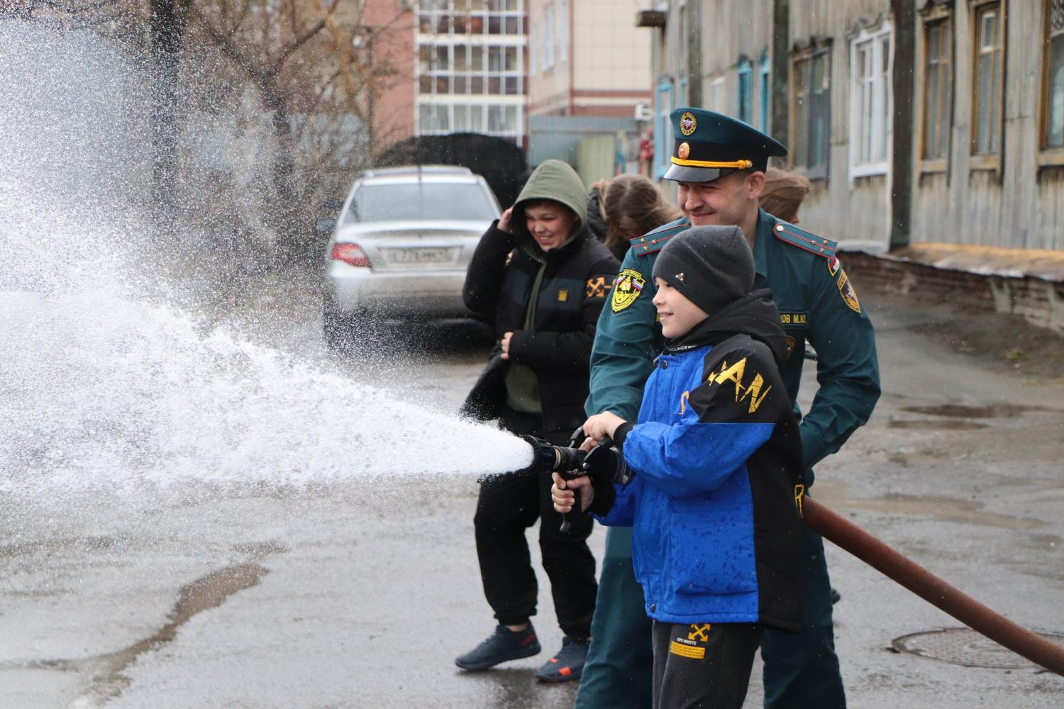 Воспитанники Центра помощи детям №1 вручили огнеборцам подарки, которые сделали  своими руками