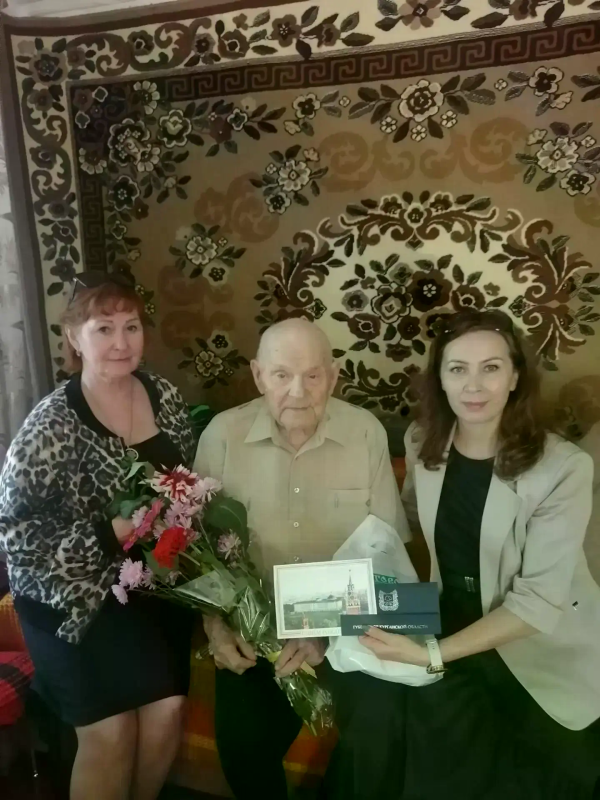 В КЕТОВСКОМ МУНИЦИПАЛЬНОМ ОКРУГЕ ПОЗДРАВИЛИ С 99-ЛЕТИЕМ ВЕТЕРАНА ВЕЛИКОЙ ОТЕЧЕСТВЕННОЙ ВОЙНЫ ИВАНА ЕФИМОВИЧА ГЛУХИХ