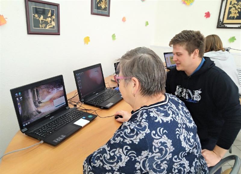 В центрах социального обслуживания Курганской области проходят Дни компьютерной грамотности для пожилых