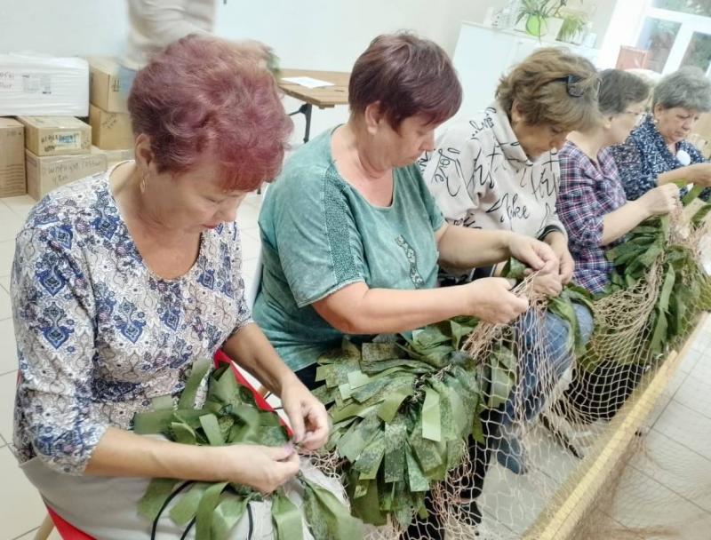 Сотрудники и «серебряные» волонтеры Центра соцобслуживания №1 стали участниками мастер-класса «Узелок-45»