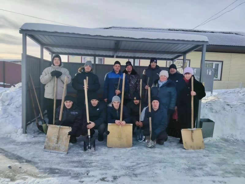 ВОЛОНТЁРЫ ИЗ ЧИСЛА ПРОЖИВАЮЩИХ В КУРТАМЫШСКОМ ПНИ УБРАЛИ ГОЛОЛЁД С ОСТАНОВОК В КУРТАМЫШЕ