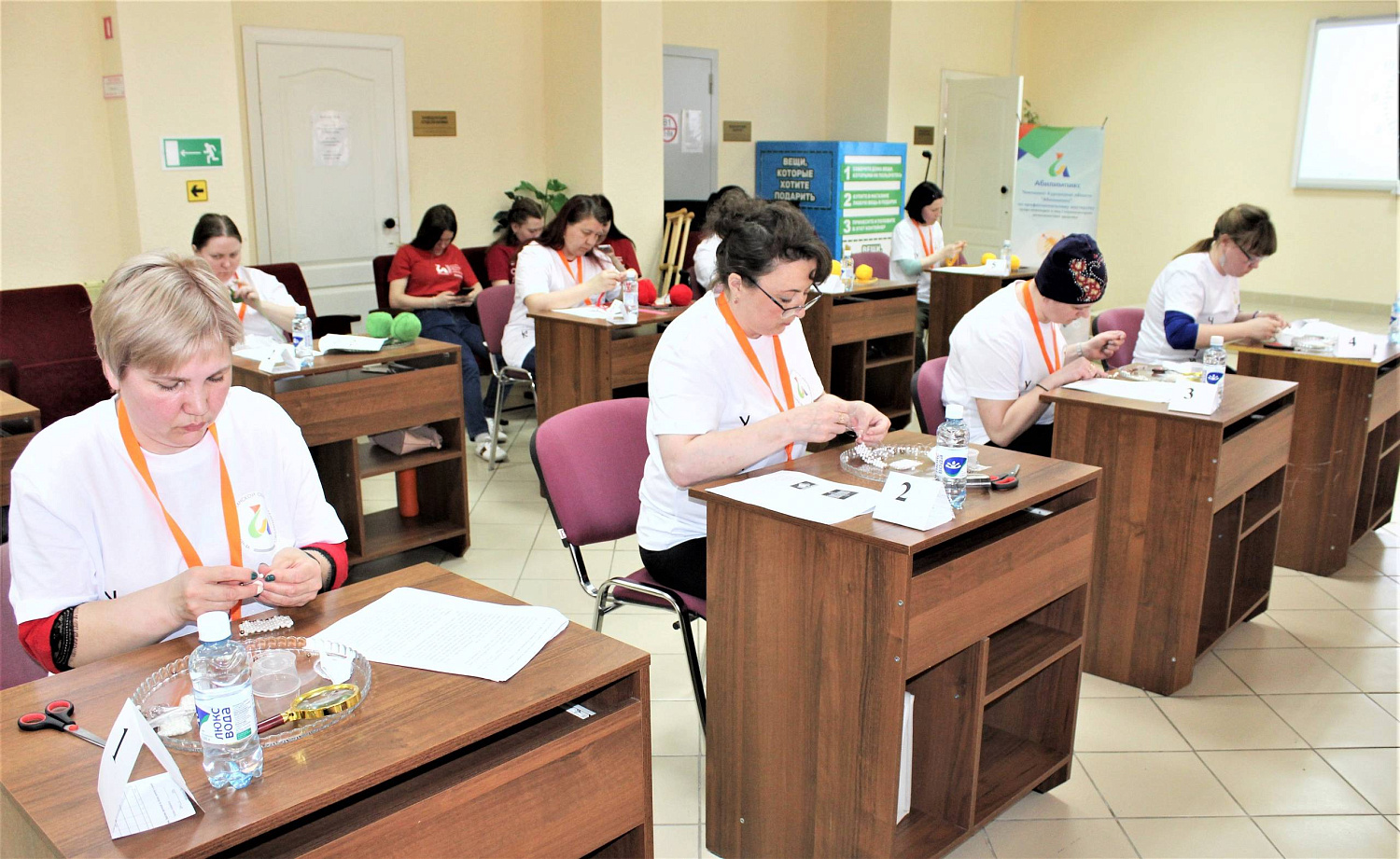 В Центре социального обслуживания участники «Абилимпикса» соревновались в двух компетенциях «Бисероплетение» и «Вязание спицами»